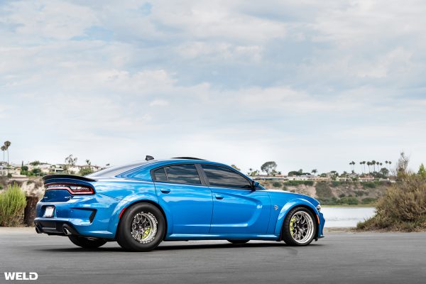 blue-dodge-charger-srt-hellcat-weld-s77-drag-racing-wheels-beadlock-brembo-brakes-feat